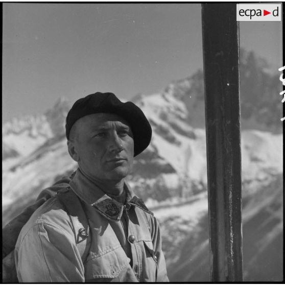 Un chasseur alpin du 199 BCHM, en tenue d'éclaireur-skieur, est photographié en portrait.