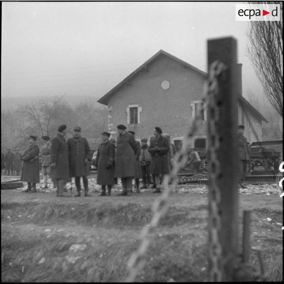 Le général d'armée Touchon est photographié entouré d'officier supérieurs.