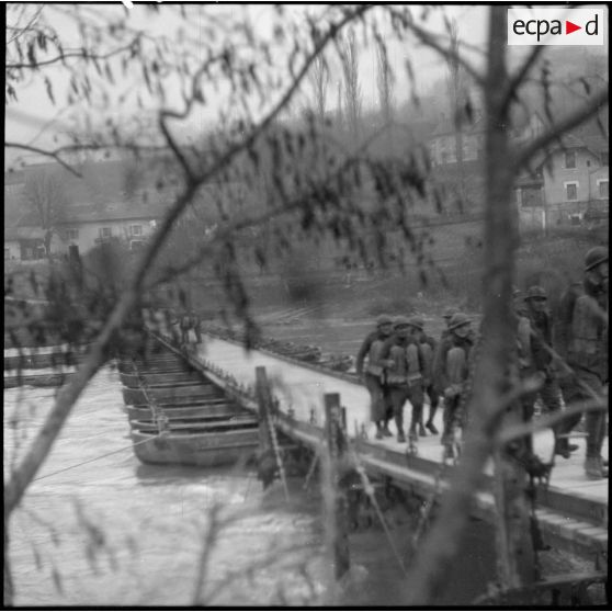 Plan général de trois quarts du pont flottant construit par une unité du génie de la 6e armée.