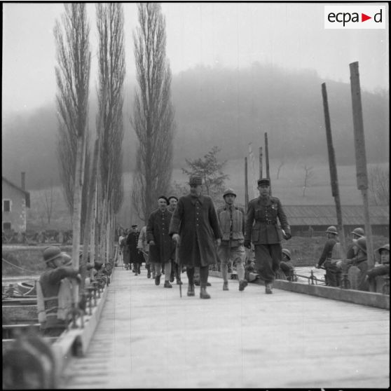 Le général d'armée Touchon inspecte un pont flottant construit par une unité du génie de la 6e armée.