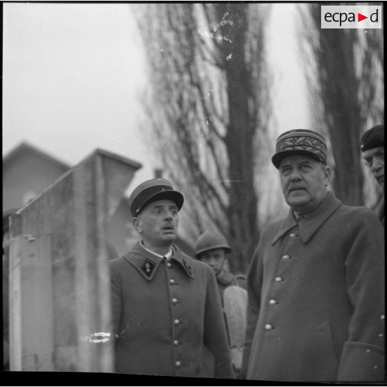 Le général d'armée Touchon, commandant la 6e armée, est photographié entouré d'officier supérieurs lors de l'inspection de la construction d'un pont flottant par le génie.