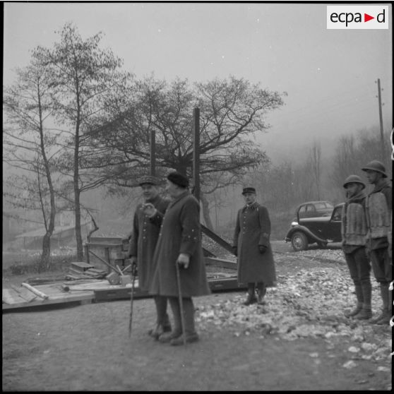 Le général d'armée Touchon, commandant la 6e armée, est photographié entouré d'officier supérieurs lors de l'inspection de la construction d'un pont flottant par le génie.