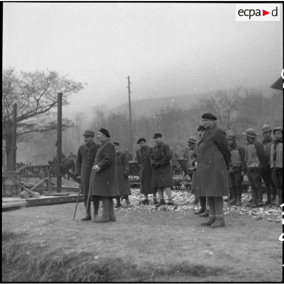 Le général d'armée Touchon, commandant la 6e armée, est photographié entouré d'officier supérieurs lors de l'inspection de la construction d'un pont flottant par le génie.