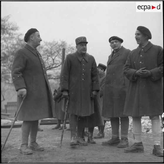 Le général d'armée Touchon, commandant la 6e armée, est photographié entouré d'officier supérieurs lors de l'inspection de la construction d'un pont flottant par le génie.