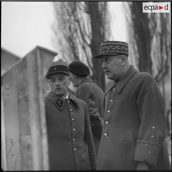 Le général d'armée Touchon, commandant la 6e armée, est photographié entouré d'officier supérieurs lors de l'inspection de la construction d'un pont flottant par le génie.