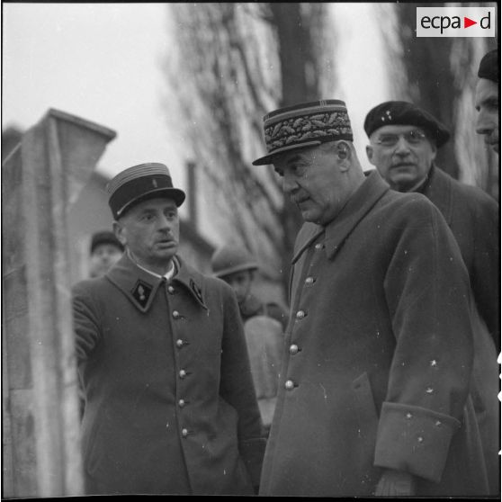 Le général d'armée Touchon est photographié entouré d'officier supérieurs.