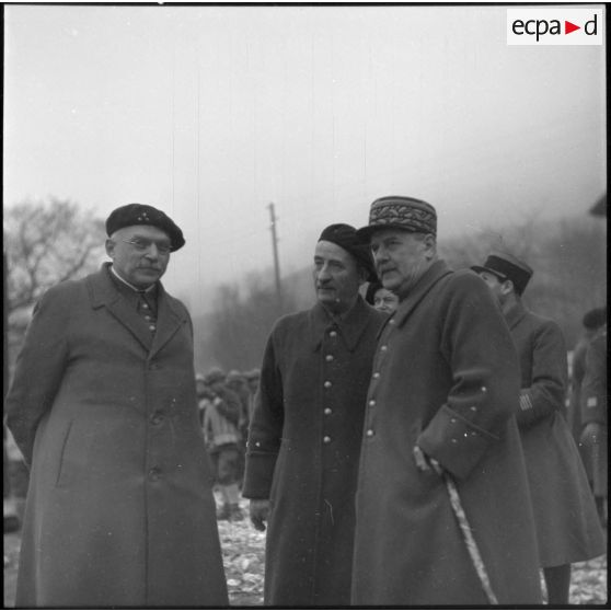 Le général d'armée Touchon est photographié entouré d'officier supérieurs.