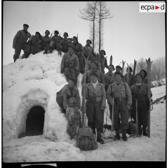 Des éclaireurs-skieurs de la 6e armée sont photographiés en groupe près d'un igloo.