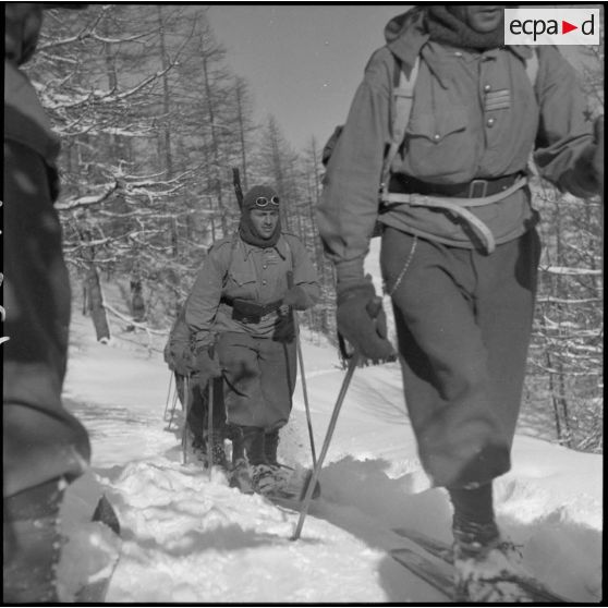 Des éclaireurs-skieurs de la 6e armée progressent en colonne par un.