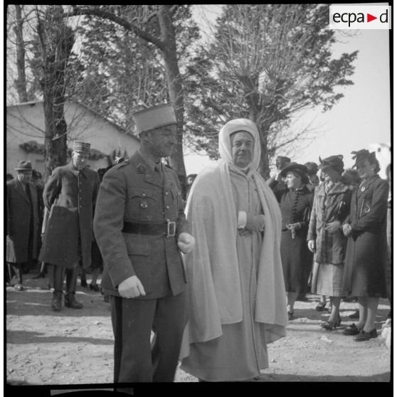 Une cérémonie en présence d'une autorité musulmane dans le secteur de la 6e armée.