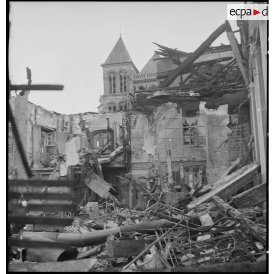 Un édifice religieux est photographié en ruine, victime d'un bombardement.