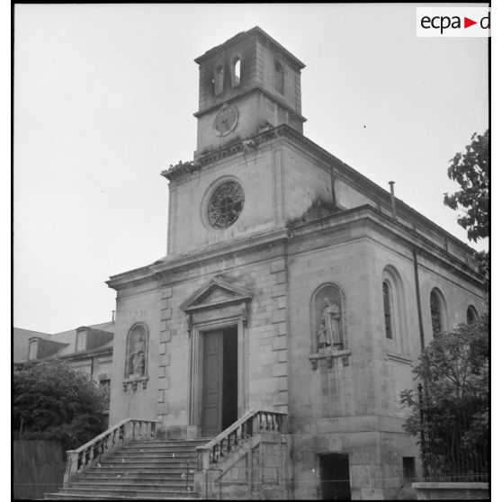 Un édifice religieux est photographié en ruine, victime d'un bombardement.