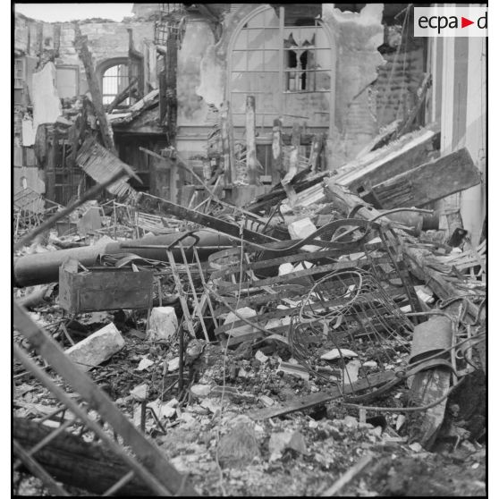 Un édifice religieux est photographié en ruine, victime d'un bombardement.