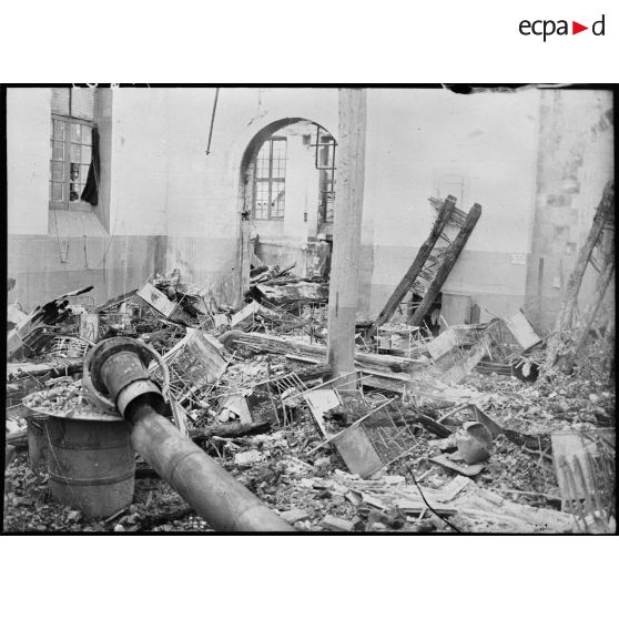 Un édifice religieux est photographié en ruine, victime d'un bombardement.