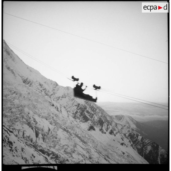 Plan général de la benne du téléphérique du col du Midi en construction qui transporte un chasseur alpin.