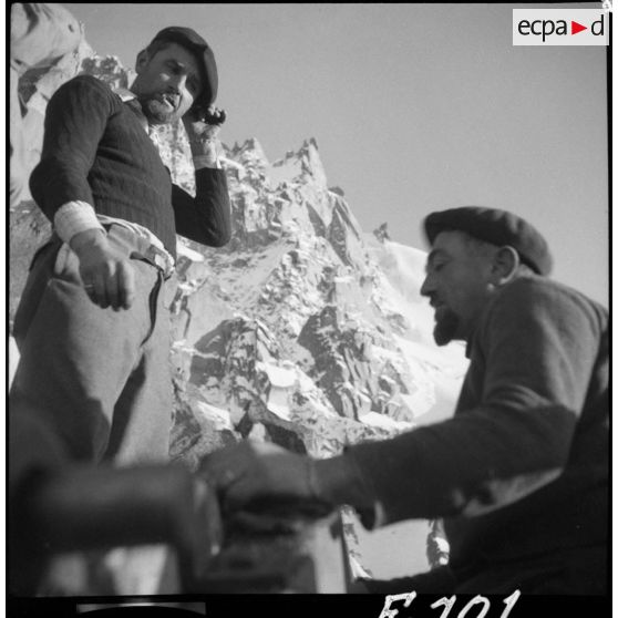 Photographie de groupe de chasseurs alpins à la station supérieure du téléphérique du col du Midi en construction.