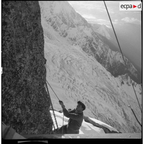 Photographie de groupe de chasseurs alpins à la station supérieure du téléphérique du col du Midi en construction.