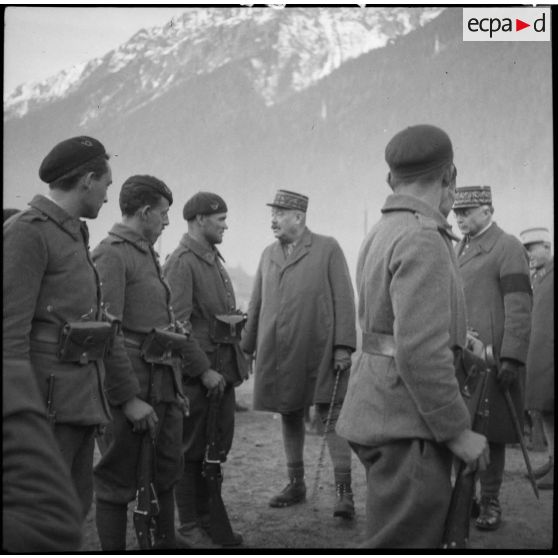 Le général d'armée Touchon, commandant la 6e armée, parle avec des chasseurs alpins lors de sa visite.