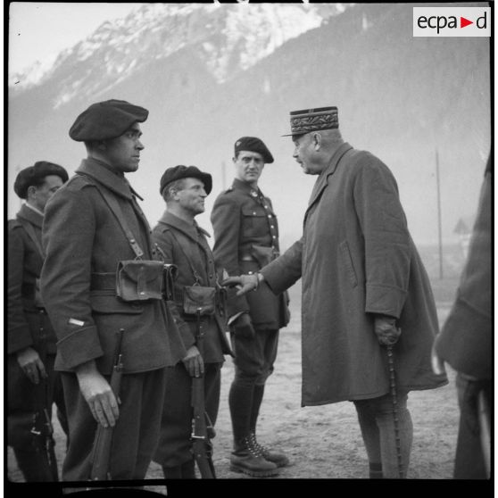 Le général d'armée Touchon, commandant la 6e armée, parle avec des chasseurs alpins lors de sa visite.