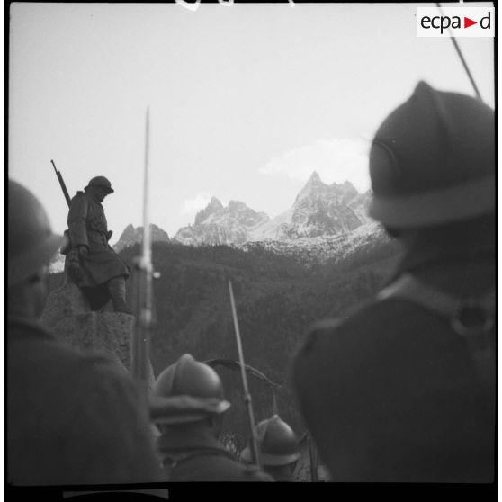 Lors d'une cérémonie militaire plan général de profil du monument aux morts de Chamonix.