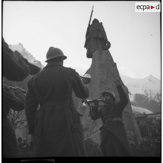 Lors d'une cérémonie militaire plan général de dos du monument aux morts de Chamonix.