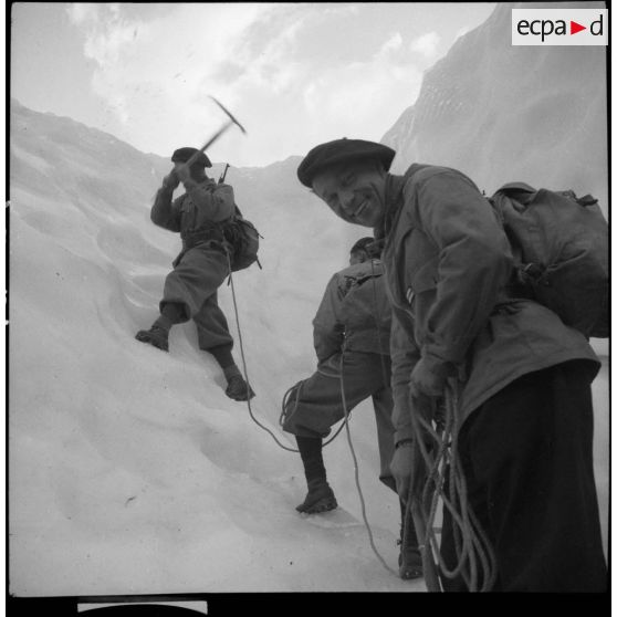 Des éclaireurs du 199e BCHM escaladent le glacier des Bossons.