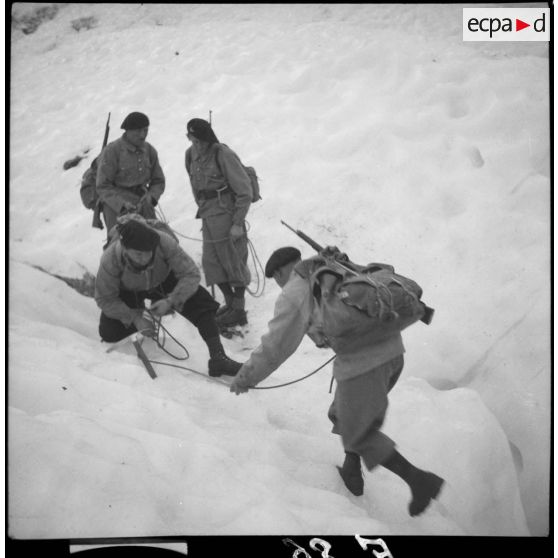 Des éclaireurs du 199e BCHM escaladent le glacier des Bossons.