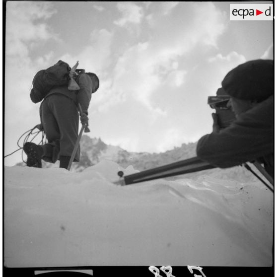 Des éclaireurs du 199e BCHM escaladent le glacier des Bossons.