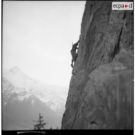 Des éclaireurs du 199e BCHM escaladent l'aiguillette d'Argentière.