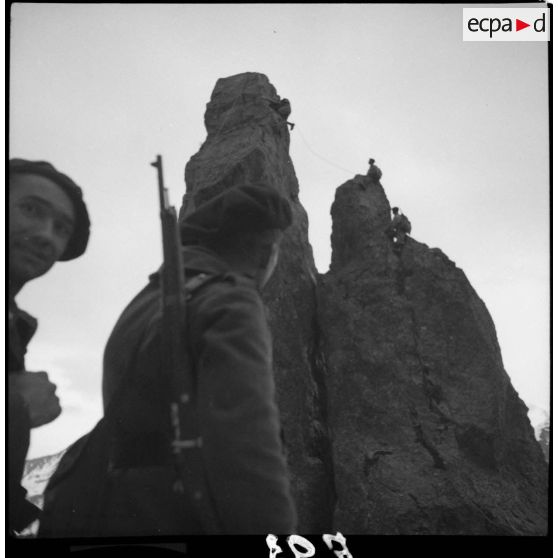 Des éclaireurs du 199e BCHM escaladent l'aiguillette d'Argentière.
