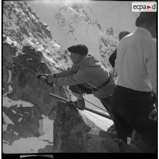 Photographie de groupe de chasseurs alpins à la station supérieure du téléphérique du col du Midi en construction.