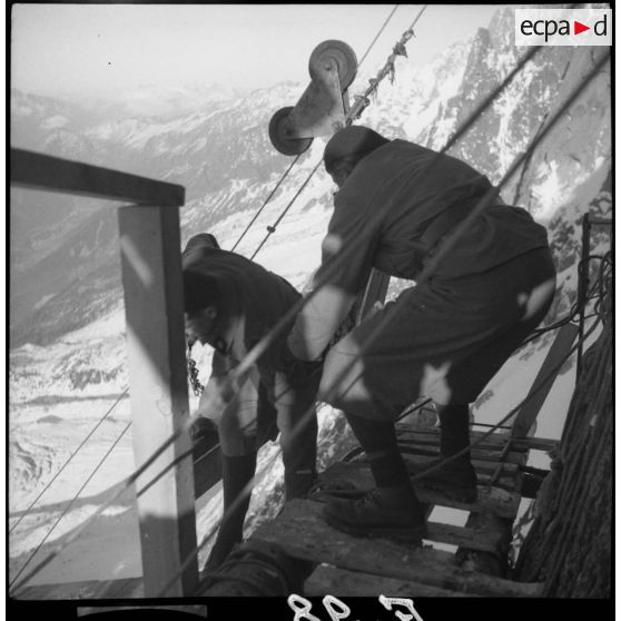 Photographie de groupe de chasseurs alpins à la station supérieure du téléphérique du col du Midi en construction.