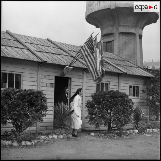 Une infirmière sort du baraquement du CMC basé dans une gare de la 6e armée.