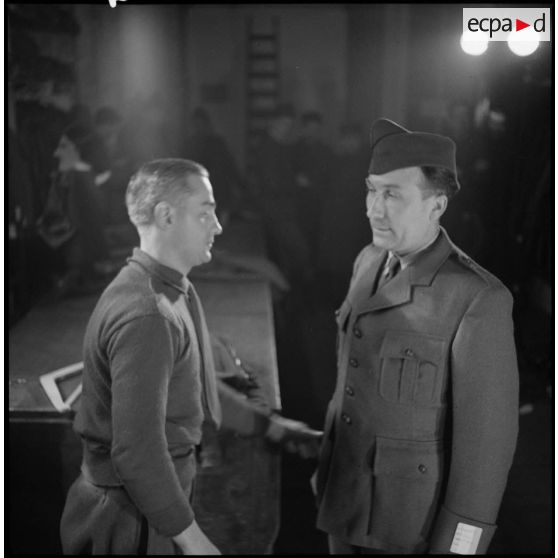 Essayage d'uniforme par un fantassin de la 7e armée.