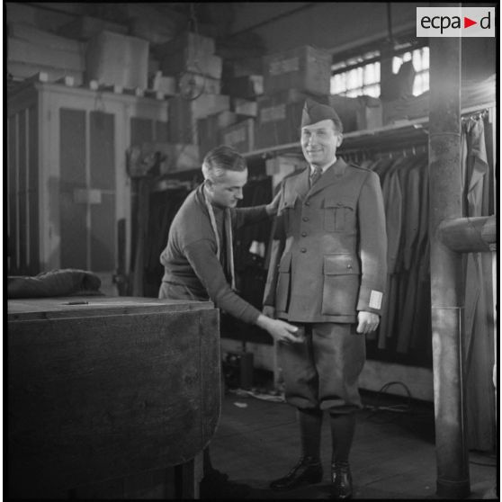 Essayage d'uniforme par un fantassin de la 7e armée.