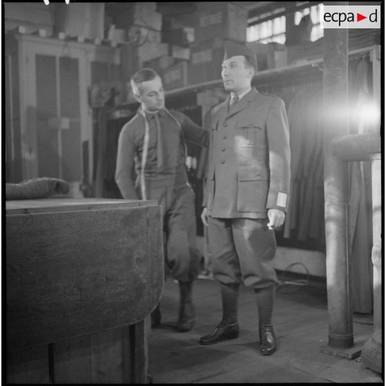 Essayage d'uniforme par un fantassin de la 7e armée.