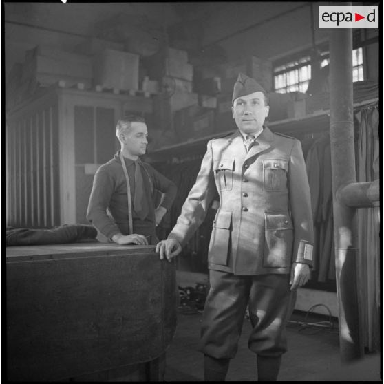 Essayage d'uniforme par un fantassin de la 7e armée.