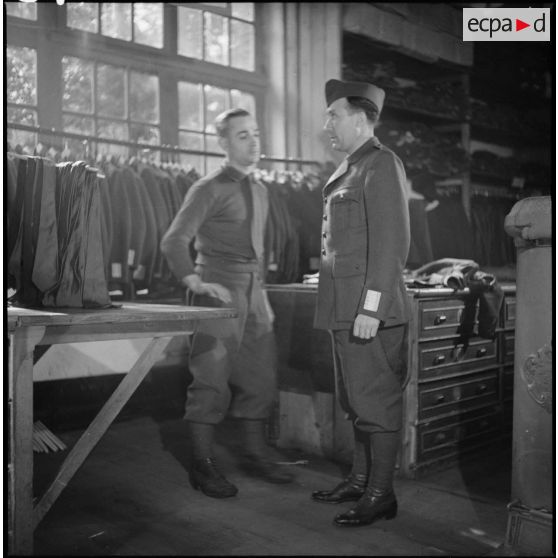 Essayage d'uniforme par un fantassin de la 7e armée.