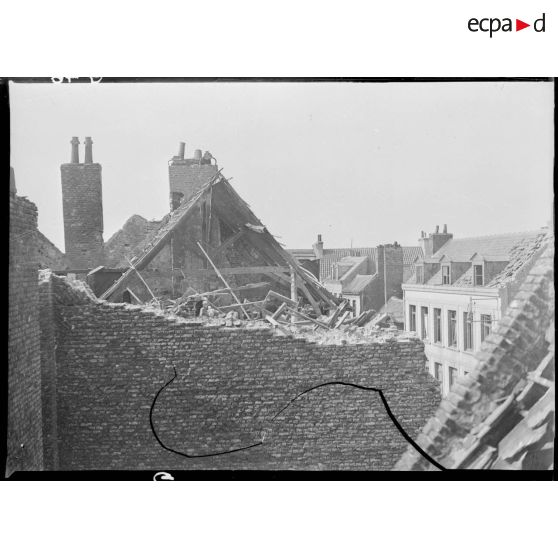 Toit d'une maison détruite.