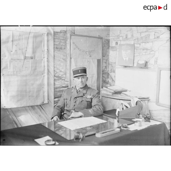 Un officier supérieur dans son bureau à Caylus.