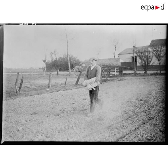 Un civil sème un champ dans le secteur de la 7e armée.