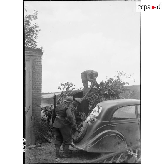 Ravitaillement en essence d'une voiture de la 7e armée.