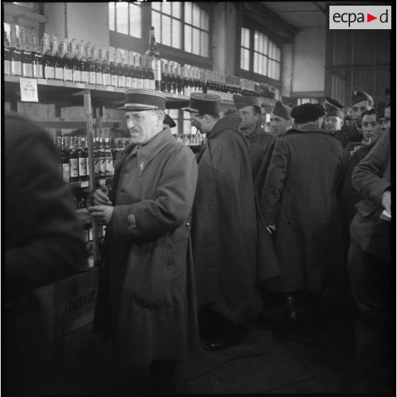 Ravitaillement de boissons et produits alimentaires dans un magasin du corps.