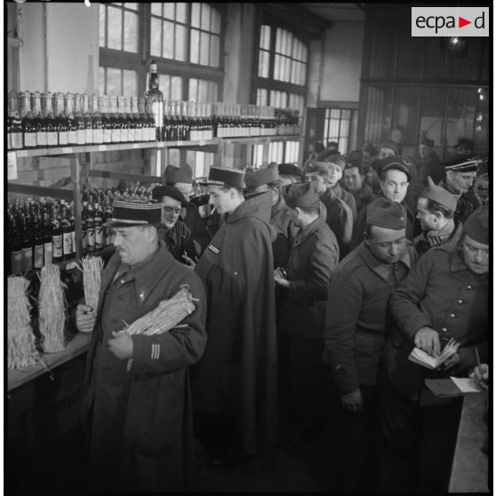 Ravitaillement de boissons et produits alimentaires dans un magasin du corps.