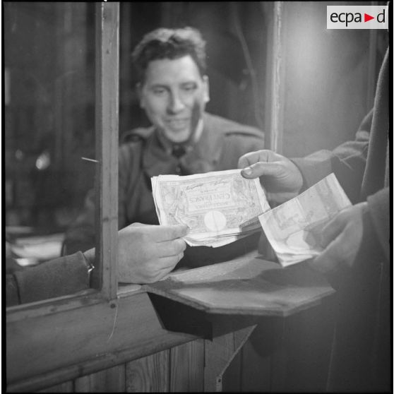 Paiement au guichet d'un magasin d'approvisionnement.