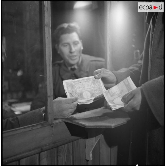 Paiement au guichet d'un magasin d'approvisionnement.