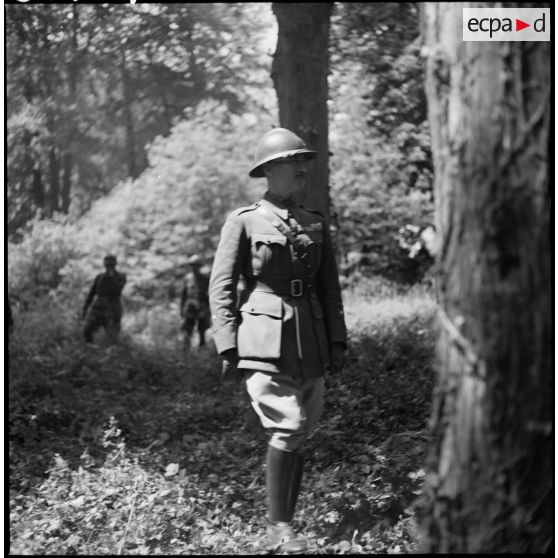 Un général de brigade de la 7e armée dans une forêt.