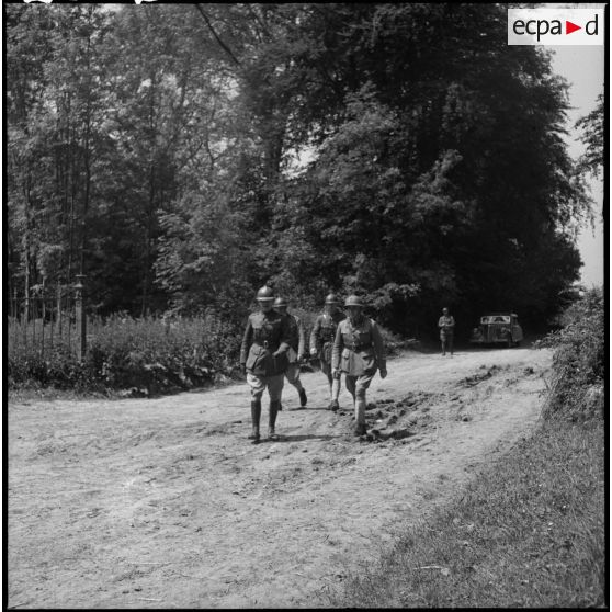 Un général de brigade de la 7e amrée se rend sur les lieux d'une prise d'armes.