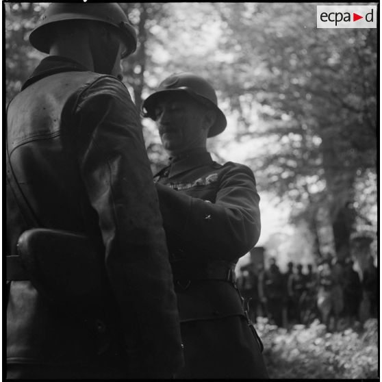 Décoration d'un soldat des troupes motorisées de la 7e armée.
