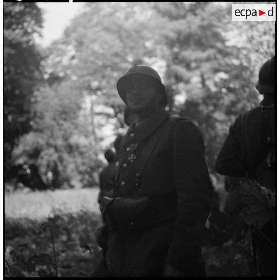 Portraits de fantassins de la 7e armée décorés de la croix de guerre dans une forêt.